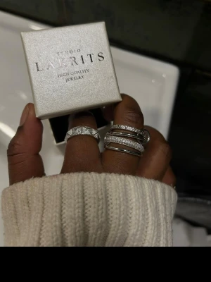 Silverring med stenar från LAKRITS - Säljer mina smycken från mitt smyckesföretag som gick i konkurs :(   Alla smycken är äkta silver. Finns typ 30st av alla tre modeller. 600kr styck.   Finns dock bara en storlek kvar 17.5mm i diameter. (tips är att klippa en pappers bit och mäta den för o se om ringen kommer passa.   Har haft mina i ett år nu och dem ser ut som nya bara en sten som trillat av, men det är tyvärr sånt man får räkna med.   Skriv om ni har frågor.  #stockholmstil #nk #skandinaviskstil  lakrits-studio.com