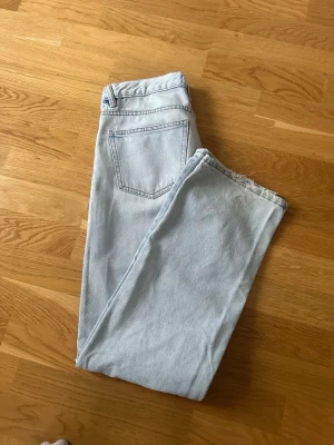 Ljusblåa jeans - Snygga raka ljusblåa jeans från GinaTricot i storlek 36!