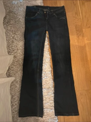 Mörkblå bootcut jeans - Snygga mörkblå bootcut jeans med lågmidja och fin passform!! midjemått: 36cm och innerbenslängd: 75cm ❤️