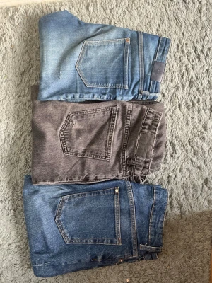 Tre par jeans två blåa och ett svart - Ett par svarta jeans från lager 157 i storlek S. Ett par mörkblåa jeans i storlek 38(M) från h&m. Och ett par blå jeans i storlek 36(M) från h&m. 