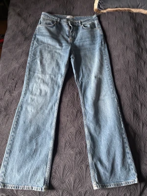 Ljusblå raka jeans - Ljusblå jeans med rak passform och klassisk femficksdesign. Jeansen har normal midja och är tillverkade i denim. Perfekta för en avslappnad och trendig stil.