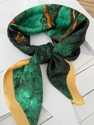 Emerald Marble Scarf – Grön & Guld 70x70 cm - Statement-scarf i djupa emeraldgröna toner med marmorerat mönster och varma gulddetaljer som ger en exklusiv och konstnärlig känsla. Elegant silkeslook med mjuk satin finish och vackert fall.  En scarf som lyfter både enkel vardagsstil och mer uppklädda outfits – lika snygg runt halsen som i håret eller knuten på väskan.  70x70 cm Silkeslook / satin finish Limited edition ✨