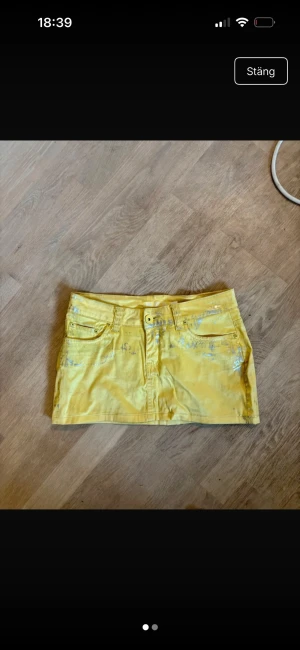 Gul jeans kjol - Så fin gul jeans kjol med silvriga detaljer❤️