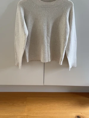 Vero Moda XS  - Beige stickad tröja från Vero Moda. Ganska använd och är lite nopprig efter många tvättar❣️