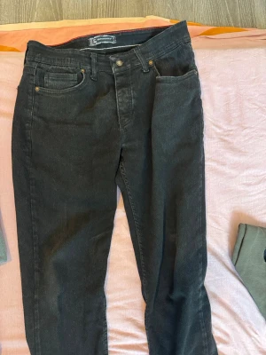 Svarta jeans från Burberry - Snygga svarta jeans från Burberry passar s/m
