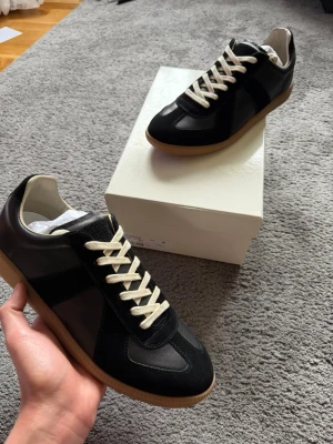 Svarta maison margiela gats  - Säljer ett par maison margiela gats i en svart colourway. Helt nya och alla tillbehör så som box och dustbags medföljer✅Frågor? Kontakta mig ✅Allt gott, mvh Noah