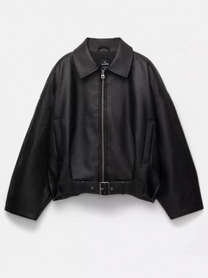 Svart skinnjacka med bälte Pull&Bear - Säljer denna svarta skinnjacka från pull&bear, aldrig använd så därav är den i nyskick.