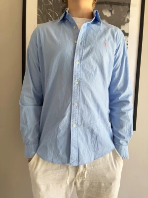 Ralph Lauren skjorta - Skjorta från Ralph Lauren! Modellen är 183 cm och väger 75 kg. Säljes i befintligt skick (Skick: 9/10) Storlek: M
