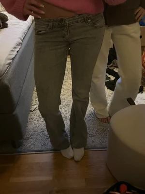 Grå bootcut jeans med låg midja - Ljusblå bootcut Jean från Gina tricot, säljs inte längre💕
