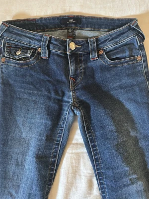 BLÅA TRUE RELIGION JEANS!!!! - Är urtvättade, modell joey! Väldigt lågmidjade och utsvänga i slutet!