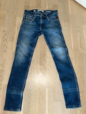 Blå Replay anbass jeans - Säljer ett par blå jeans från Replay jeans, andlednigen är att de inte passar längre. Storlek är W28 och L32. Köpte dom för 1200 säljer för 450 men kan diskutera priset✅