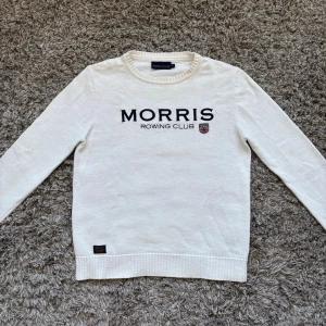 Stickad Morris tröja - Säljer denna riktigt feta Morris tröja i strl XS Skick 9/10 Hör gärna av er vid frågor⭐️