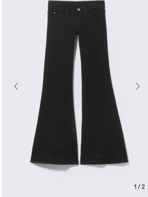 Lowwaist weekday jeans - Lowwaist bootcut jeans från weekday I färgen extra black. Jeansen är helt slutsålda på hemsidan och köptes för 400kr. Nästan alldrig andvända men jag har sytt upp dom då dom var lite för långa men kan absolut sy ner dem igen!  Skriv för frågor/flera bilder 💕