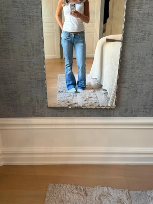 Lågmidjade jeans - Låga bootcut jeans. Innerbenslängd 77cm och midjemått 34cm tvärs över 💕💕