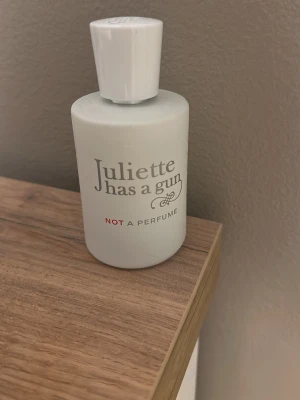 Juliette has a Gun 50 ml - Juliette has a Gun perfym i 50 ml, endast testat den men insåg att det inte var min typ av doft❤️hann slänga kartongen tyvärr 