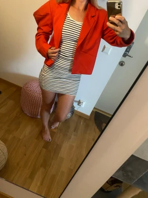 Kavaj  - Snygg kort kavaj/blazer med puffiga armar för en cool stil. Stl 32 men passar mig som har s/36