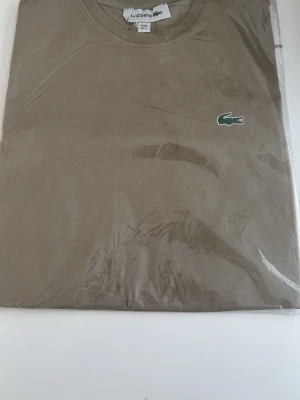 T-shirt  - En oanvänd T-shirt skriv om ni vill ha mer information eller mer bilder 