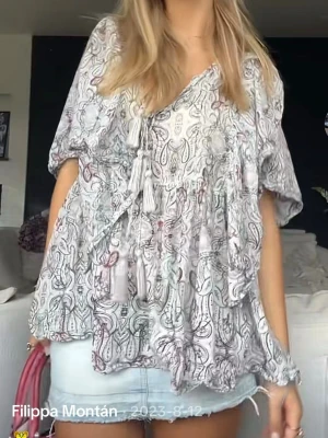 Jätte snygg blus - Inga defekter, nyskick! Storlek m men passar xs-s också. Samma tröjan som Filippa Montan har på sig❤️
