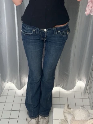 True religion jeans - Säljer mina true religion jeans, aldrig använda endast testade i butik, modell joey, lågmidjade. ALLA BILDER ÄR MINA EGNA. inga defekter, skriv om ni undrar över något💕 köpta på carlings. nypris 1400kr