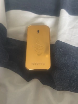1 Million parfym från Rabanne - Säljer en ikonisk 1 Million parfym från Rabanne. Flaskan har en lyxig guldfärgad metallisk finish och är rektangulär med rundade kanter. Perfekt för dig som gillar exklusiva dofter och snygg design.
