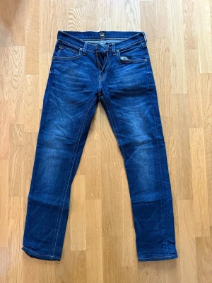 Mörkblå Lee jeans - Säljer ett par mörkblå jeans från Lee. Använda 1 gång typ. 