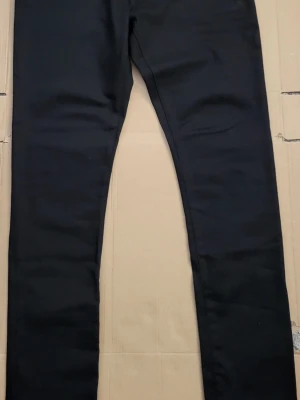 Philipp plein slim jeans - Säljer oanvänd svarta jeans med klassisk femficksdesign och smal passform. Jeansen har hög midja och raka ben. Perfekta till en avslappnad streetstyle-look. Materialet känns mjukt och stretchigt för extra komfort.