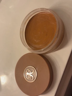 Anastasia cream bronzer - Säljer min Anastasia cream bronzer då den inte används, nästa helt full, i färgen caramel.
