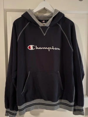 Champion hoodie - Mörkblå champion hoodie med logga