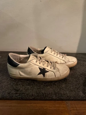 Golden goose skor - Säljer nu Mina riktigt feta dojor som passar perfekt till sommaren! Defekt visas på 3de bilden därav de härliga priset. I skon står de storlek 45 men de sitter som 43,5-44🙌🏻🤩. Självklart äkta, lite skador i hälarna som jag ej har bild på