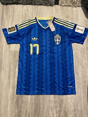 Officiella Sverige VM - Tröja VM Patch + GYÖKERES 17 - Säljer denna autentiska sverige vm tröjan med vm patch och GYÖKERES printat på baksidan - fraktar inom 24H OBS! leveransen efter köp tar 3 dagar :) Vid frågor hör gärna av er 100% äkta köpt från stockx kvitto ingår