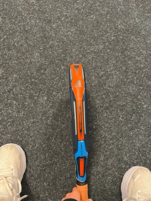 Addidas addipower ctrl lite  - Säljer ett padelracket från Adidas i blått och orange med svart detalj. Racketen har en sportig design och greppvänligt handtag. Perfekt för dig som gillar padel och vill ha en snygg och funktionell racket.