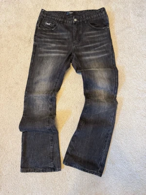 Demont Jeans  - Yo säljer dessa Demont jeans som sitter otroligt bra på kropp och har många riktigt nice små detaljer!