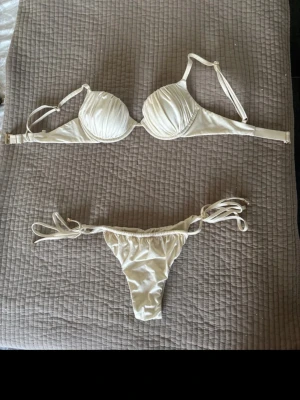 Calzedonia bikini  - Använd en gång därav bortklippta lappar💗