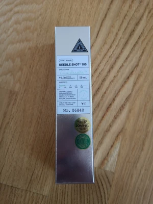 VT Reedle Shot 100 essence - Reedle Shot 100 från VT Cosmetics är en essence/serum i en silverfärgad förpackning, innehållande 50 ml. Produkten innehåller 95 000 reedles och används som första steget i hudvårdsrutinen. Perfekt för dig som vill boosta din hudvård. Oanvänd. Har endast öppnat boxen.
