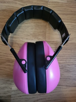 Hearing protection  - Adjustable children's hearing protection ("ear defenders"). Has sat in storage so I have cleaned the dust off. Some signs of wear from storage, but they are new. The pink colour is perfect to make your child intrested in wearing their protection. If, like me, you have a small head, these work for adults too. || Bundle discounts: two items 5% off (automatic) three items 10% off, five items 20% off. Message me before purchasing 3+ items for discount.