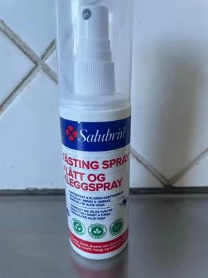 Salubrin Fästing- och Kleggspray - Spray från Salubrin som skyddar mot fästingar, knott och broms. Innehåller aloe vera och citroneukalyptusolja. Flaska i plast med spraymunstycke, vit med blå och röd etikett. Vattenfast och passar för utomhusaktiviteter.