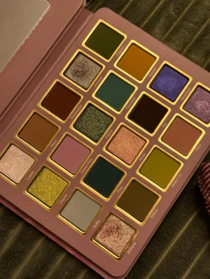 COSMIC BRUSHES Muse eyeshadow palette  - Säljer en palett från Cosmic Brushes med 20 olika ögonskuggor i både matta och skimrande nyanser.  Swatchad. 