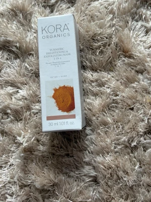 Kora Organics Turmeric Mask 30 ml - Kora Organics Turmeric Brightening & Exfoliating Mask 2-in-1 är en ansiktsmask på 30 ml.  Masken är framtagen med ekologiska ingredienser och ger både lyster och exfoliering.