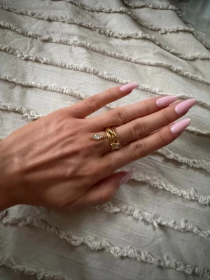 Guldfärgad ring med stenar - Supersnygg ring i rostfritt stål! Storleken finns på bilden🫰helt oanvänd. Hör av er vid frågor💕