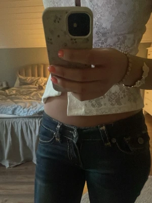 True Religion Jeans - Skitsnygga men måste sälja då de är något små på mig. Mycket bra skick förutom att en knapp på ena bakfickan är borta (se sista bilden) Storlek 29🩷kan även ge mått vid önskan. Skicka prisförslag!!