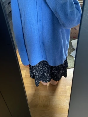 Blå kofta från Cubus. - Köpte den förra året för en Ariana Grande Halloween utklädning. Passar mig som är XS/S/M vanligtvis men sitter oversized.