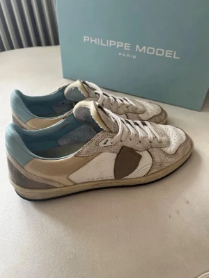 Philippe Model Sky blue - Säljer dessa ursnygga philippe model skor som min brorsa haft💓💓💓 Endast använda fåtal gånger, hör gärna av vid frågor. Nypris 3000kr😊
