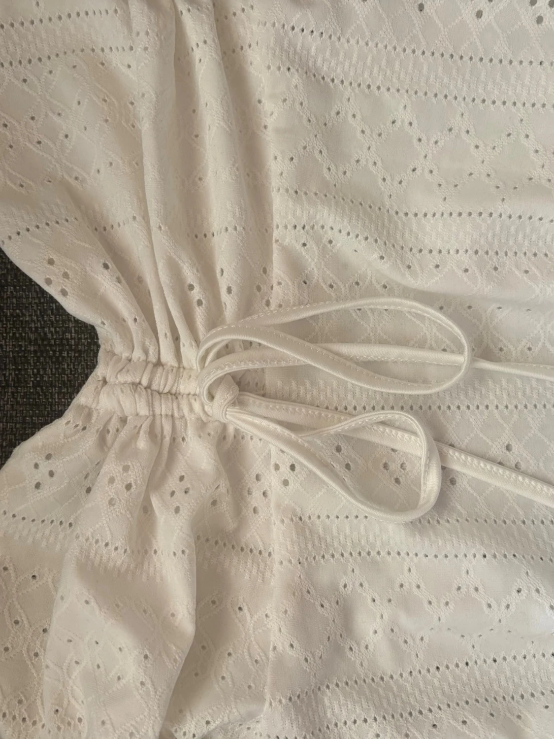 Vit axelbandslös topp med broderi - 3