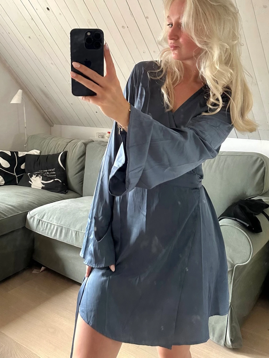 Blå omlottklänning med vida ärmar