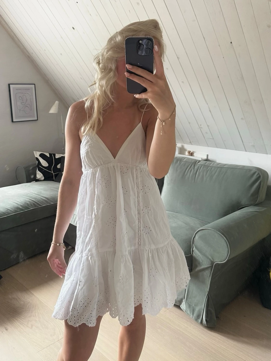 Vit sommarklänning med broderi