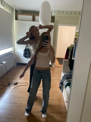 Låg midjade raka jeans - Säljer ett par ljusblå raka jeans med låg midja, pris går att diskuteras💕