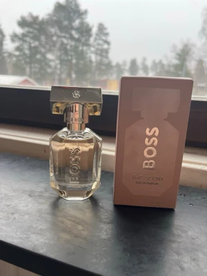 BOSS The Scent Eau de Parfum - Parfym från Hugo boss, the scent. Ursprungligen 30 ml, men tagit ca. 6 sprut. Förvarats mörkt 