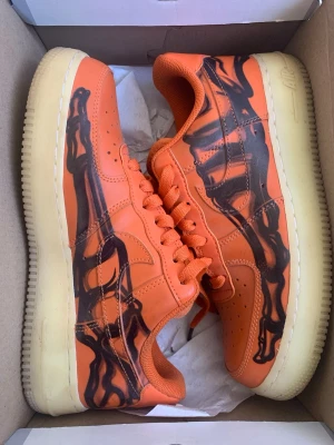 Nike Air Force 1 orange sneakers - Sulorna lyser i mörkret. Storlek 38.5 jätte fräscha box ingår