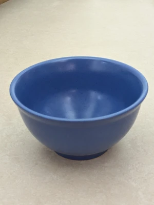 Blå keramikskål - En enkel blå skål i keramik med rund form och slät yta. Perfekt till frukost, snacks eller som serveringsskål. Skålen har en matt finish och en neutral design som passar in i de flesta kök.