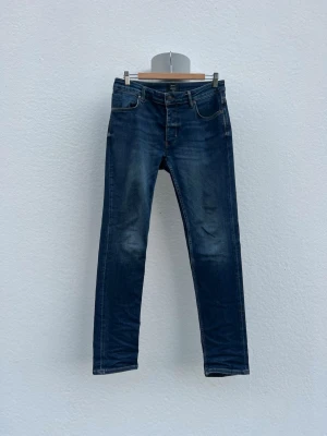 Mörkblå slim fit jeans - || blåa Meuw Jeans || Model: LOU SLIM || Storlek: 30/32 || Mycket Snygga || Färg: Blå || Inga Defekter || Skick:9,5/10 || Nypris: Ca 1600kr || Mitt pris: 429kr || Pris: Diskuterbart || Skriv Vid Minsta Intresse Eller Fråga! || Bättre Pris Desto Fler Du Köper! ||